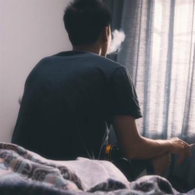 2022特别火爆的微信头像男颓废 只要你还活着就不要自甘堕落