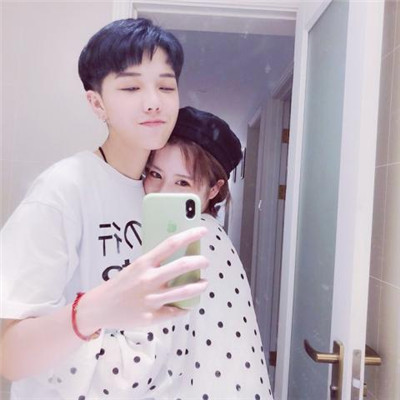 最新00后青春时尚情侣头像一对两张 再乐观的人也会有心情不好的时候