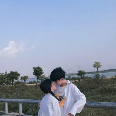 2022最新微信情侣头像小清新范 不甘心放手又不愿意拥有