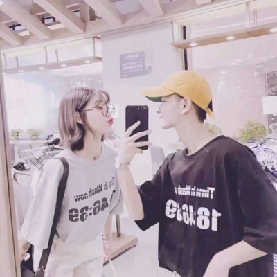 最新好看的亲密情侣头像一人一张 给你山盟海誓不如陪你春夏秋冬