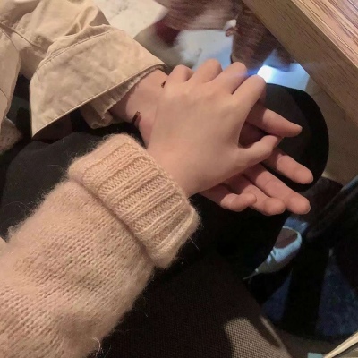 微信手控情侣头像一人一张 情侣牵手低调秀恩爱头像