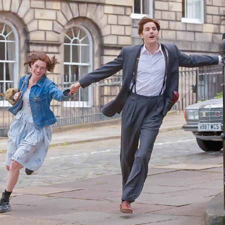 2023永远热恋的浪漫情侣牵手背景图 请保持心脏震动因为有人等它共鸣