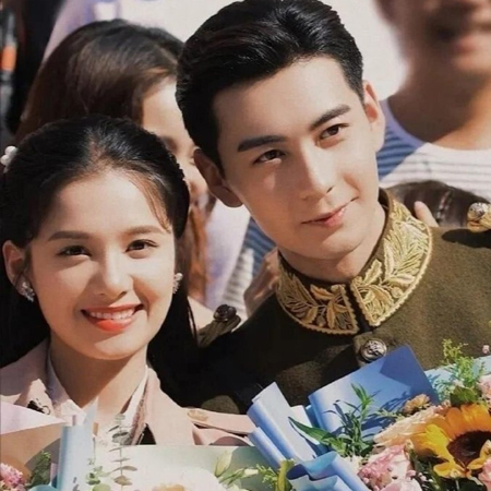 一见倾心男女主cp好看图片 男女主拥抱热吻的好看素材2023