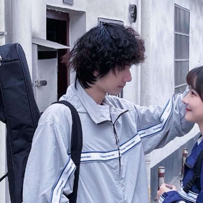 2023最热情侣头像一人一半真人版 晓看天色暮看云行也思君坐也思君