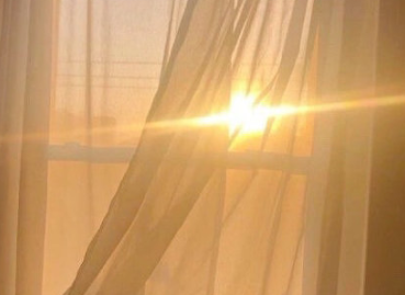 淋过雨的人总想为别人撑伞的句子 自己淋过雨总想替别人撑把伞的文案