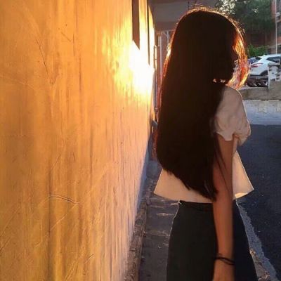 2023很好看的气质女生背影头像唯美 笑的放肆抬头遇见的都是柔情