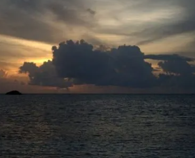 孤独的走在海边的句子 黑夜在海边的伤感说说 孤独的走在海边的句子 黑夜在海边的伤感说说