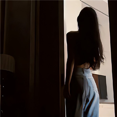 很酷很精致微信女头2024 人生辽阔不要只活在爱恨里