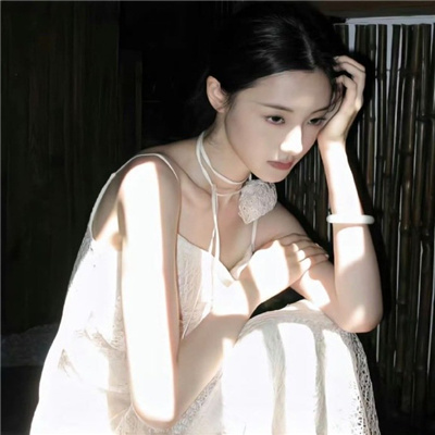 2024慵懒风女头很有时尚感 太敏感的人永远感受不到爱