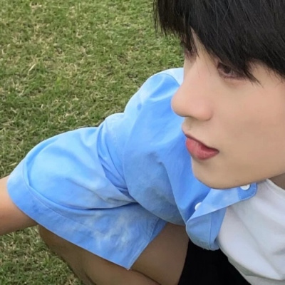 微信专用成熟男生头像很稳重 不同的列车都在开往更好的方向