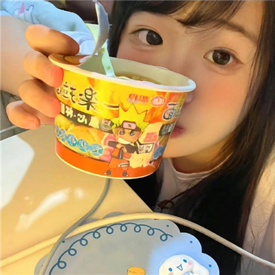 美女与食物治愈超美头像 野花肆意生长爱意永不消退