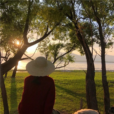 旅游自由感的男头真人 安静氛围的男头大全