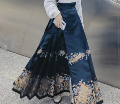 姐妹们穿马面裙的文案 总要穿一次马面裙文案 姐妹们穿马面裙的文案 总要穿一次马面裙文案